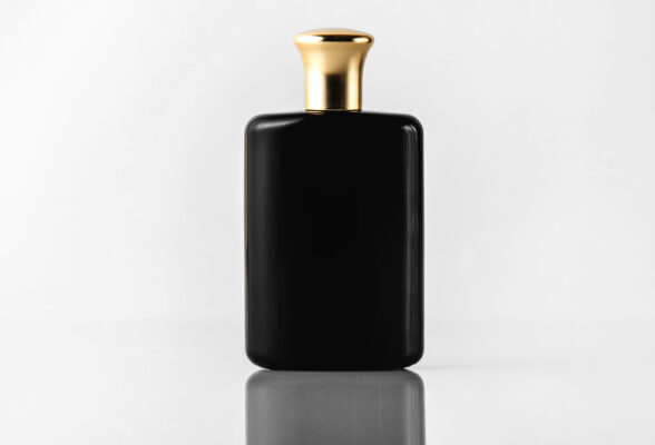 czarny flakon perfum