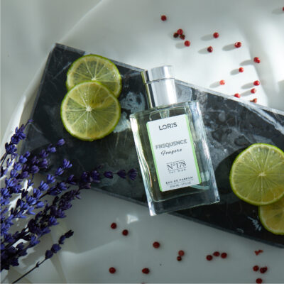 wysokiej jakości perfumy loris położone na tacy obok limonek
