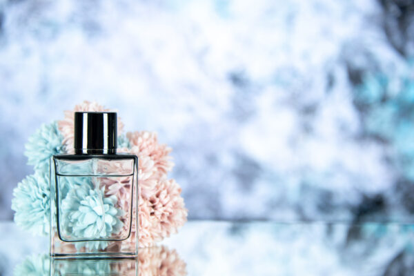 perfumy na kolorowym tle