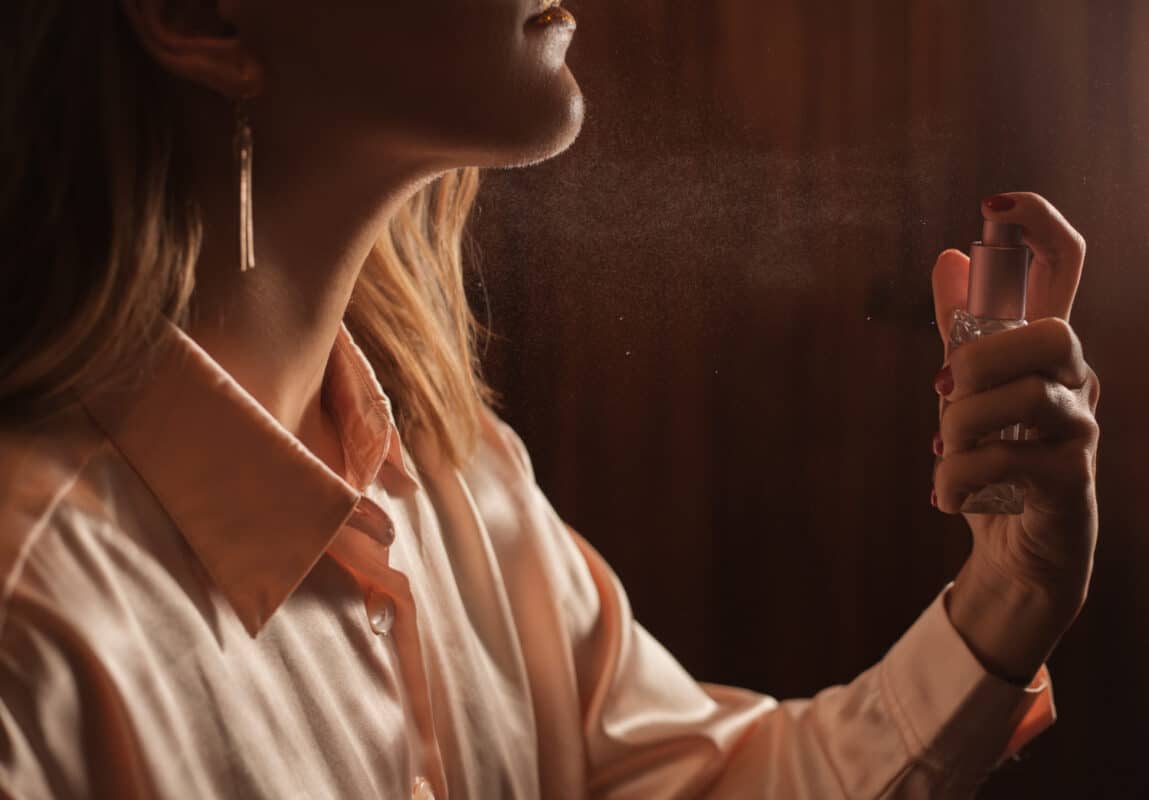kobieta używająca najlepszych perfum damskich na lato