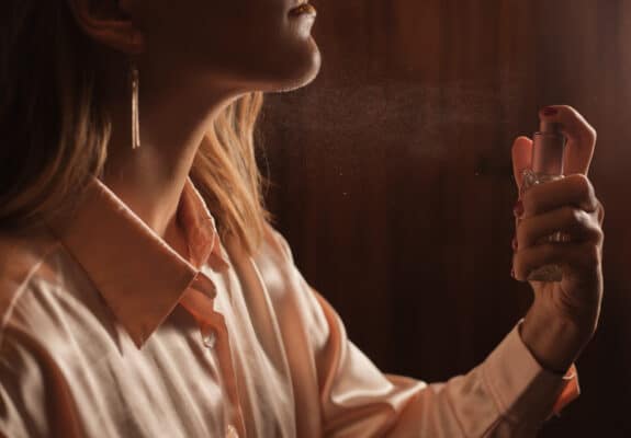 kobieta używająca najlepszych perfum damskich na lato