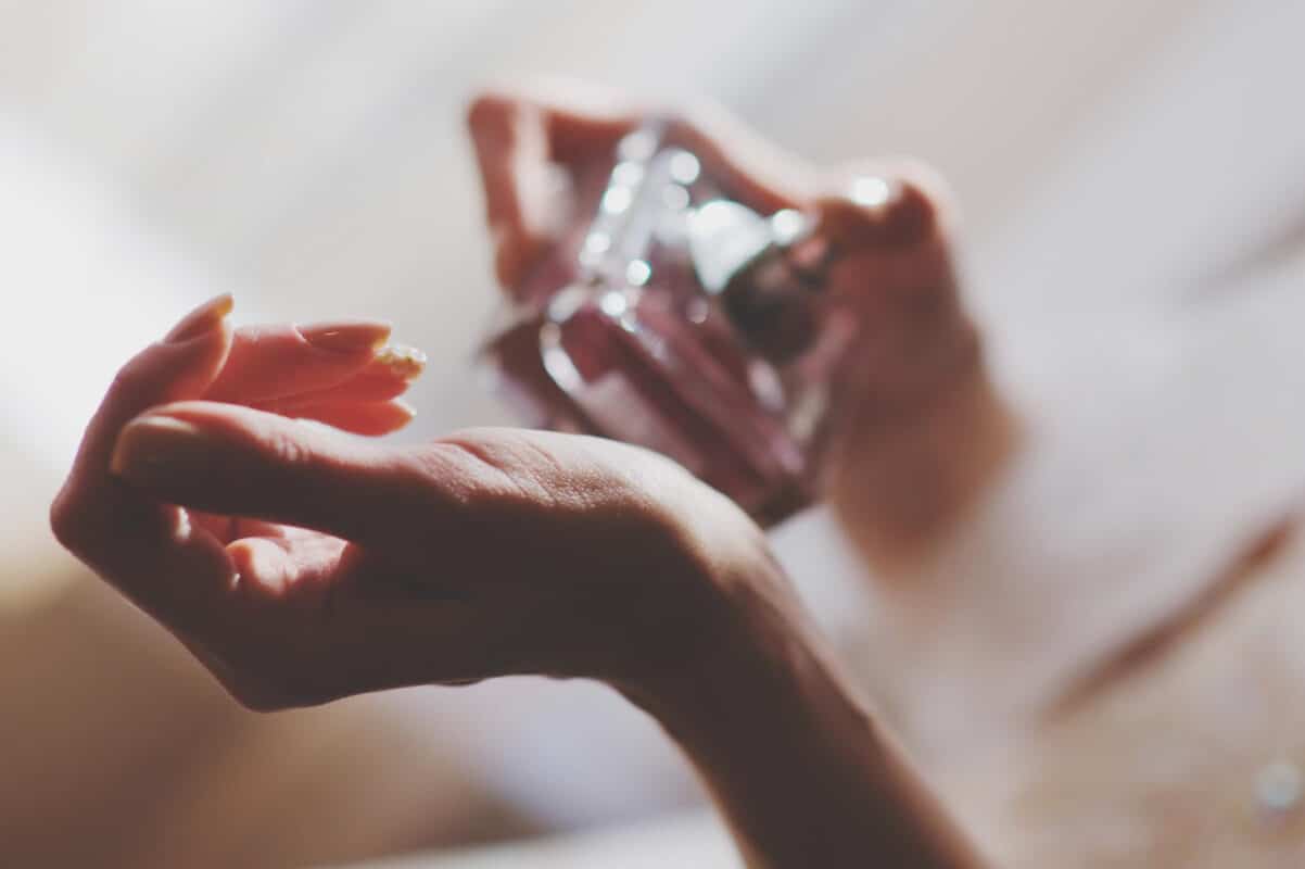 kobieta używająca perfum do layeringu perfum