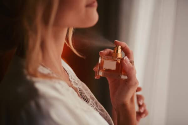 Kobieta stosująca layering perfum