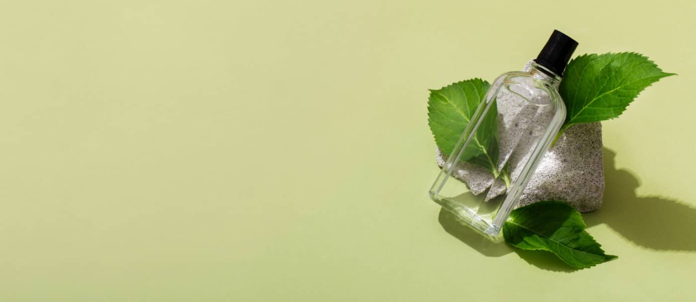 perfumy na zielonym tle z datą ważności