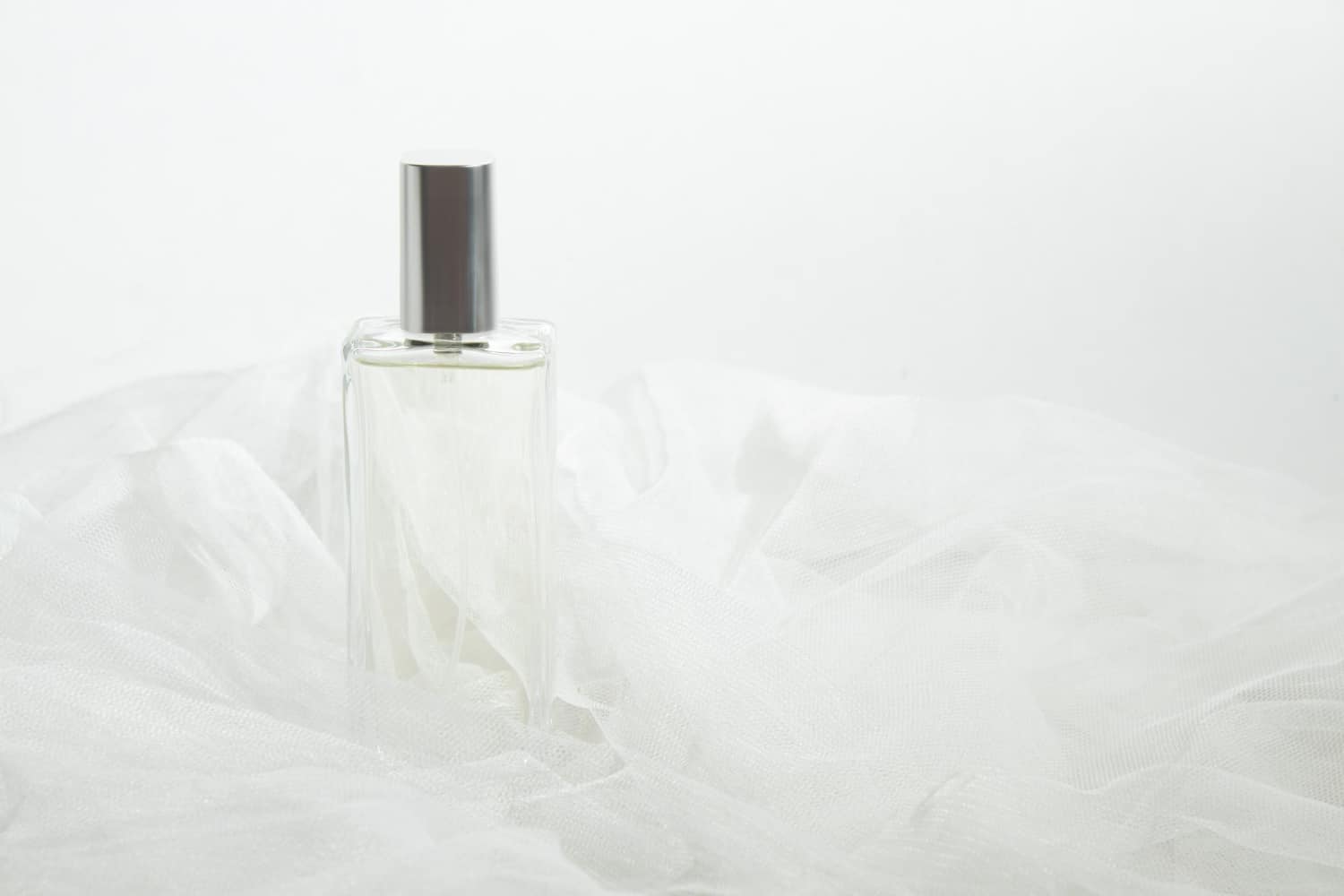 migdałowe perfumy w białym flakonie