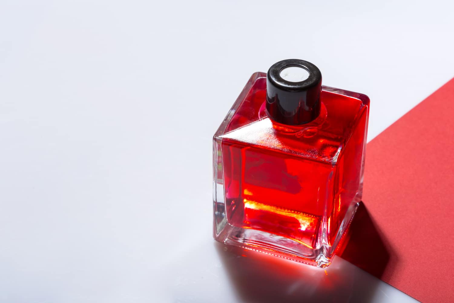 perfumy w czerwonym flakonie