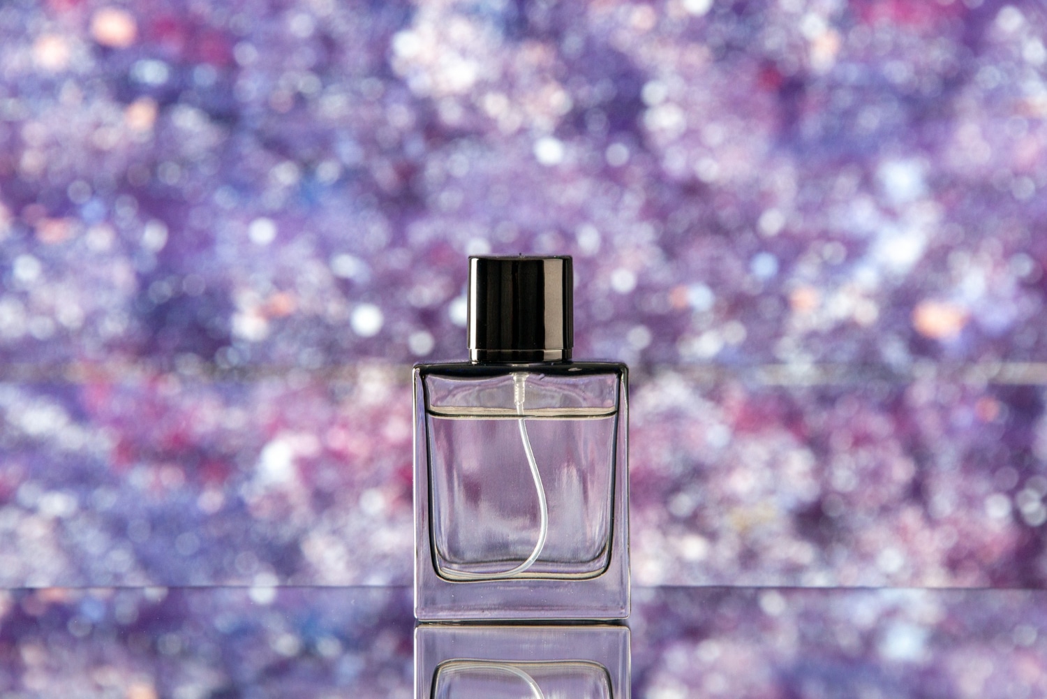 Perfumy na sylwestra na kolorowym, błyszczącym tle