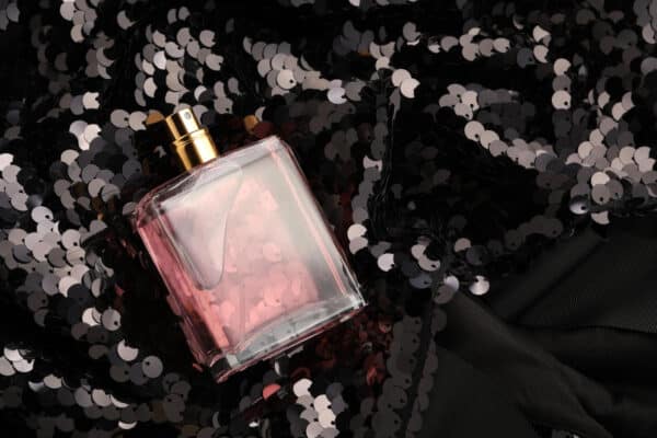Różowe perfumy na sylwestra na cekinowej tkaninie