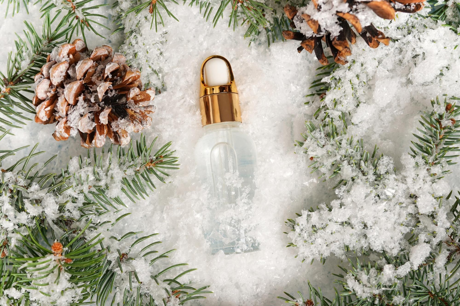 Perfumy damskie na jesień i zimę w zimowej scenerii