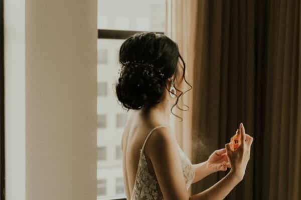 Kobiet przez ślubem psika się perfumami