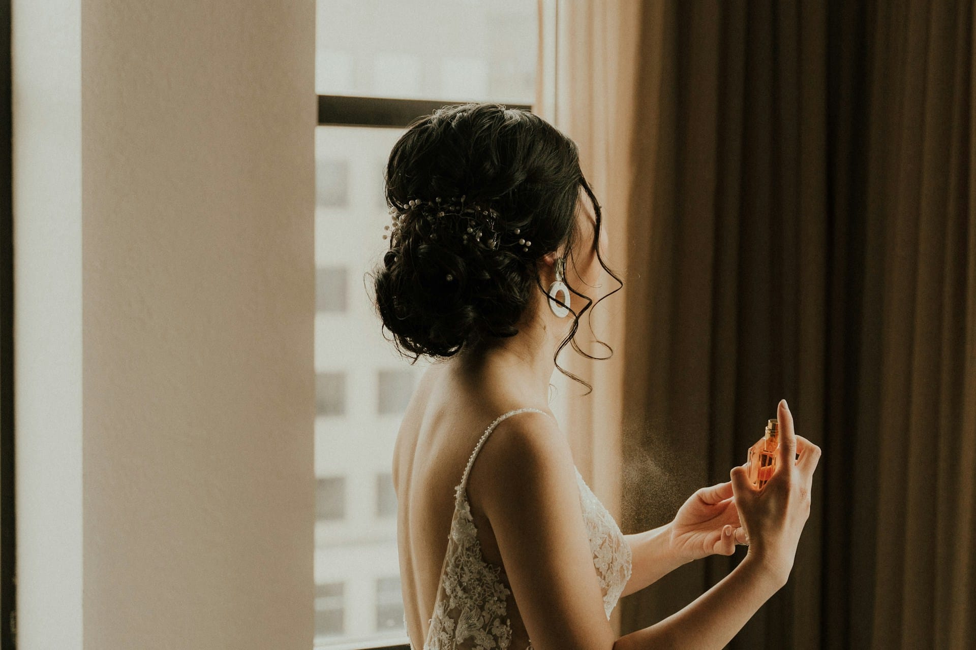 Kobiet przez ślubem psika się perfumami